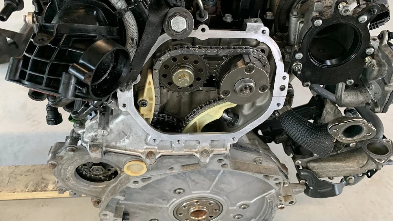 Auto op de hefbrug in de werkplaats van MTechniek Alkmaar tijdens onderhoud of reparatie.