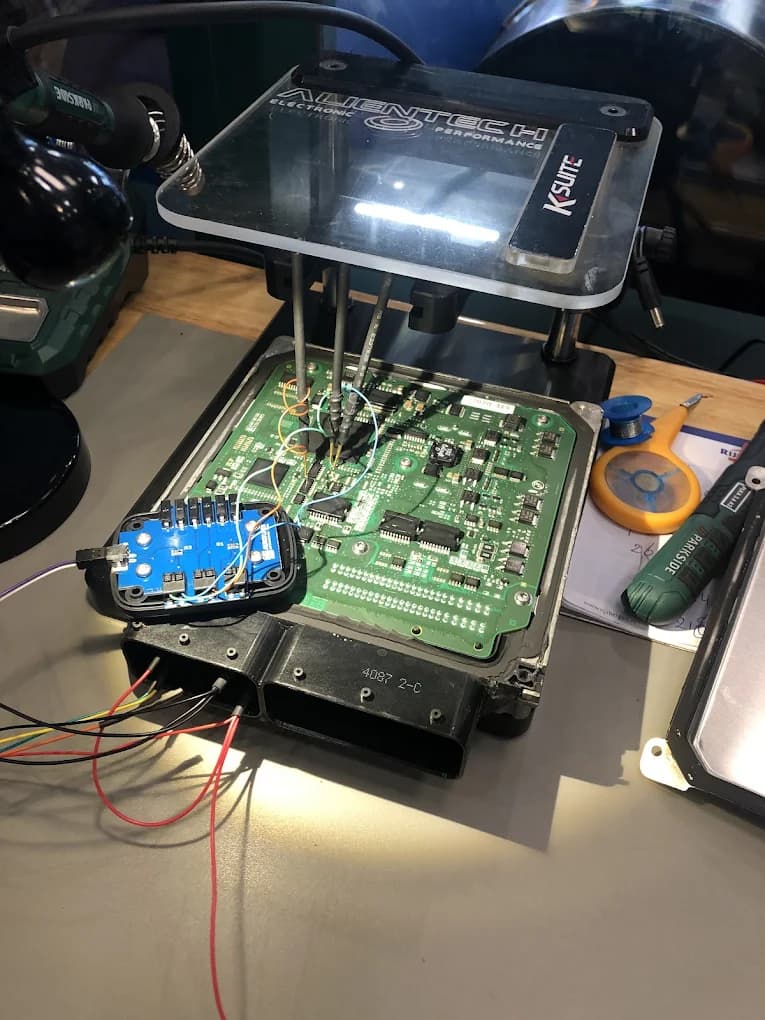 Detail van onderdelen of diagnoseapparatuur in de werkplaats van MTechniek Alkmaar.