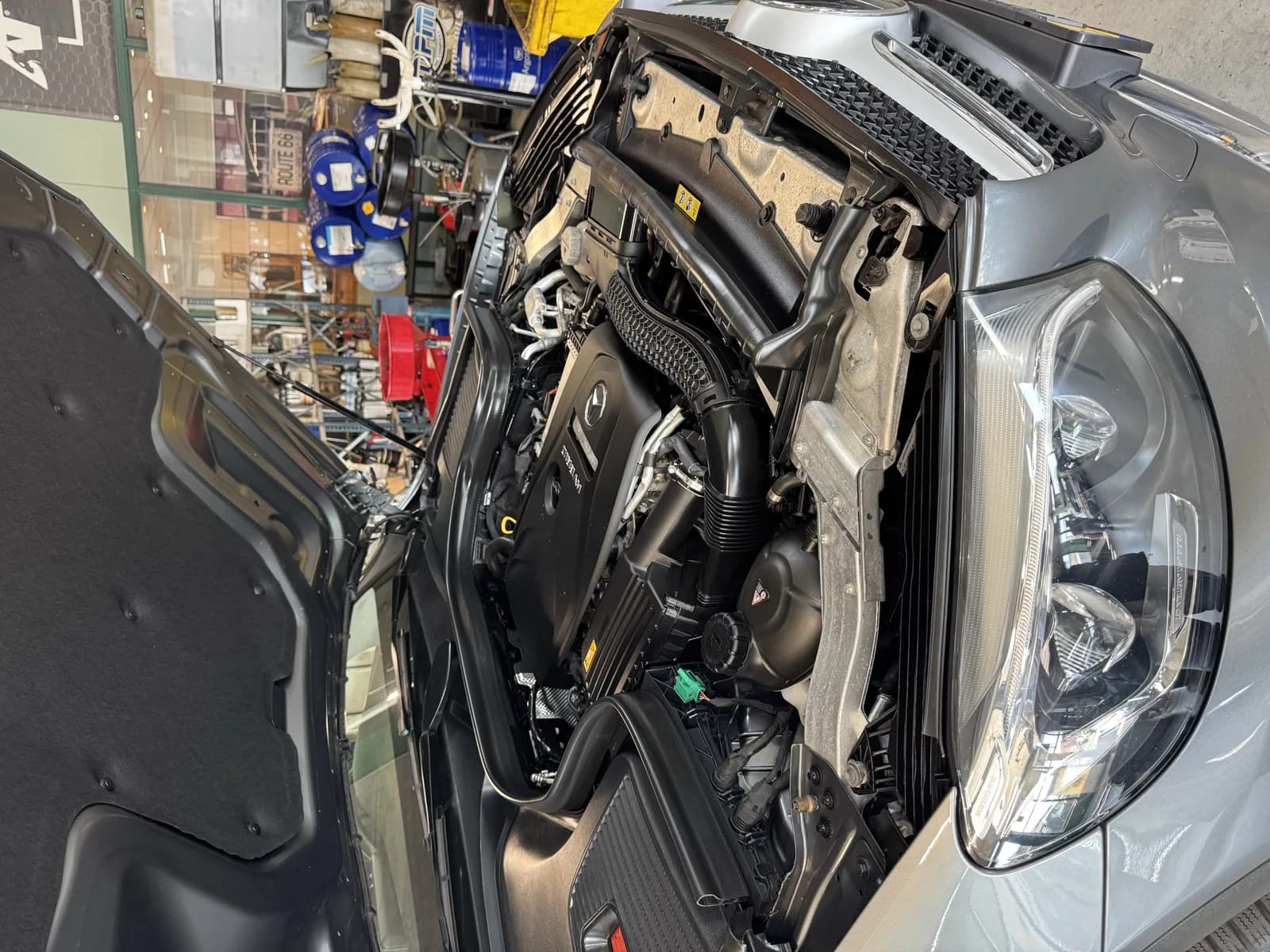 Geopende motorruimte in de werkplaats van MTechniek Alkmaar tijdens technische diagnose