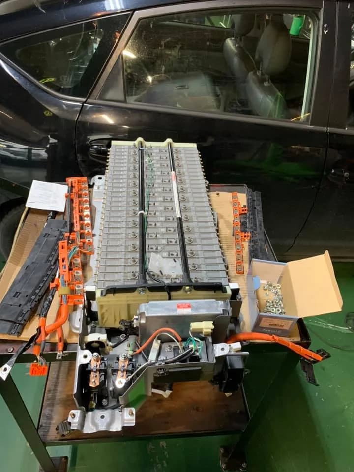 Detail van hybride accumodule en bekabeling tijdens revisie — hybride accu specialist MTechniek Alkmaar.