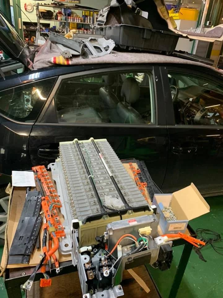 Hybride accu reparatie — Toyota en Honda hybride service MTechniek Hybride accupakket op de werkbank bij MTechniek — Toyota hybride accu reparatie en revisie in Alkmaar.